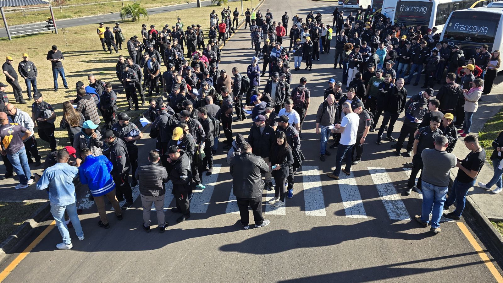 Trabalhadores votam em porta de fábrica. Só o abono e um possível atingimento nas metas do PPR podem somar R$ 20 mil